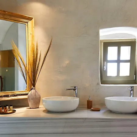 Rhenia's Hotel Oia