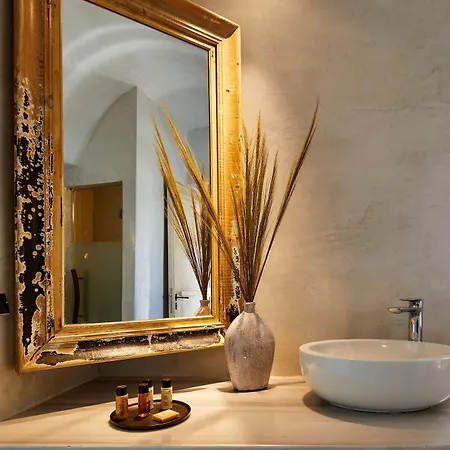 Rhenia's Oia (Santorini)