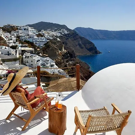 Rhenia's 4* Oia (Santorini)