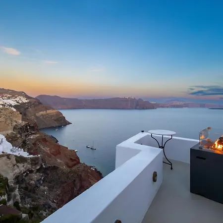 Rhenia's Oia (Santorini)