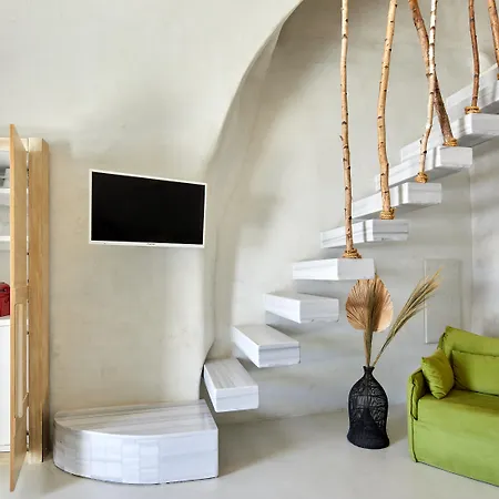 Rhenia's 4* Oia (Santorini)