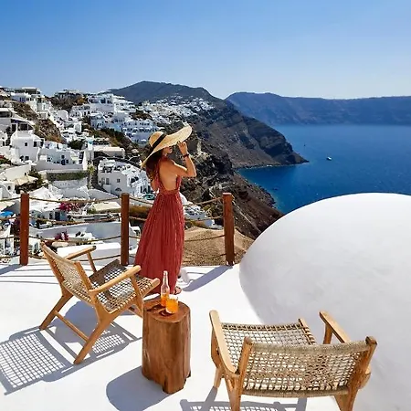 Rhenia's Oia (Santorini)