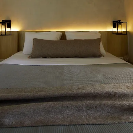 فندق Rhenia's 4*